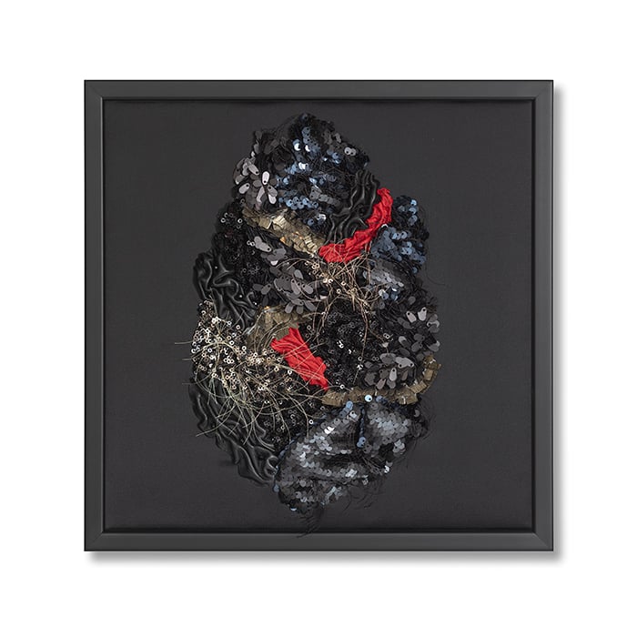 Matériaux: tissu de satin, tissu pailleté, cuir, taffetas de soie, fils métallisés, perles de verre Techniques: tissu et cuir froissé, peinture sur paillettes, amas de fil32cm x 32cm2024PRIX: 800$