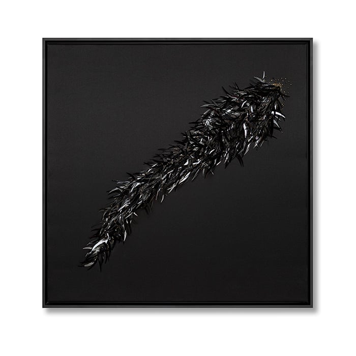 Matériaux: tissu de satin, sequins fantaisie en rhodoïd, perles de plastique teintesTechniques: perlage à l’aiguille en volume. 62cm x 62cm2024  PRIX: 1100$
