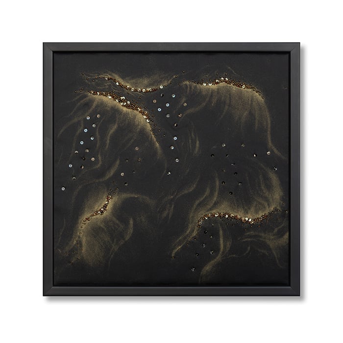 Matériaux: tissu de satin, perles de verre et poudre de mica Techniques: perlage à l’aiguille et peinture 32cm x 32cm2024 PRIX: 650$