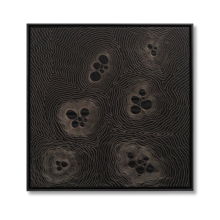 Matériaux: tissu de satin et fil métallique Techniques: point de chaînette avec crochet Luneville. 62cm x 62cm, 2024. Prix: 1400$